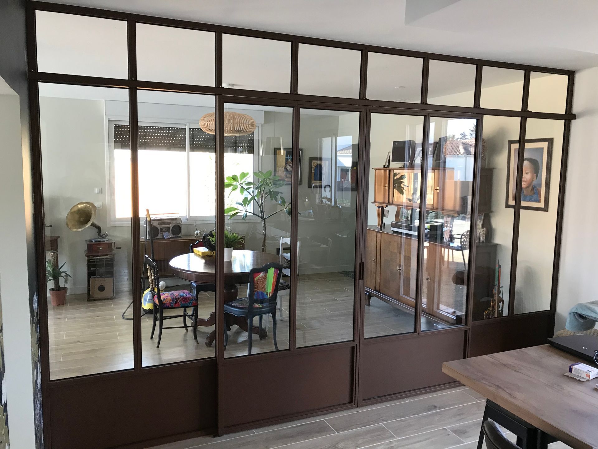 Cloison en verre séparant deux pièces de vie 