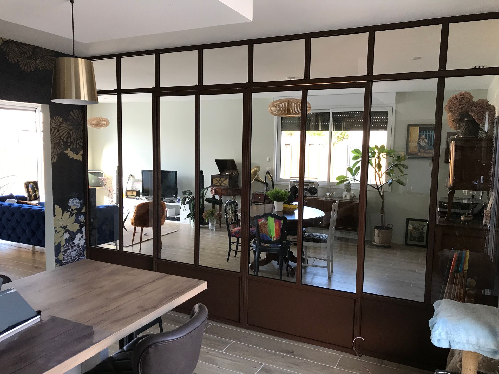 Une salle à manger avec cloison vitrée