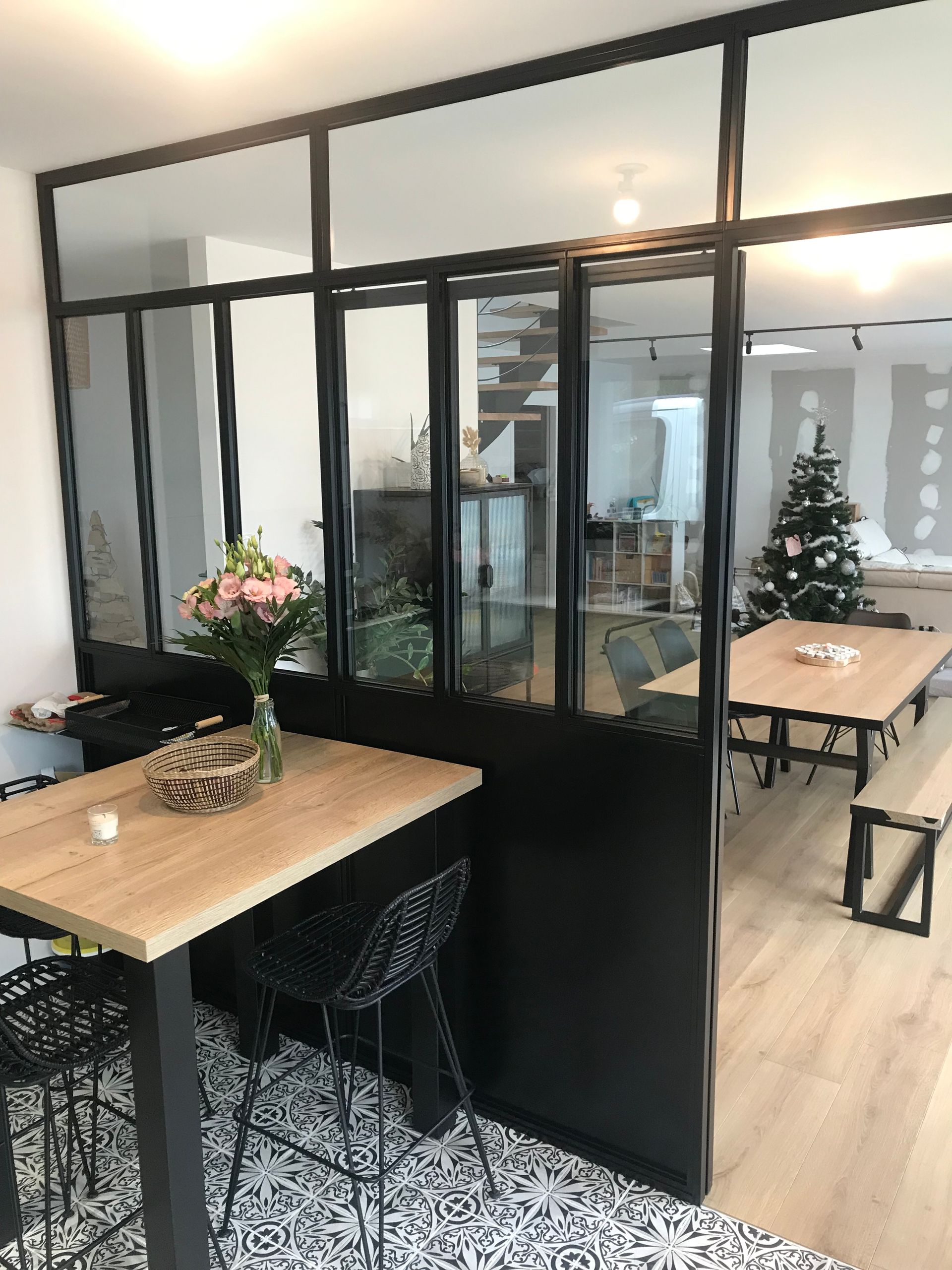 Fenêtre intérieure chez un particulier  réalisé par notre entreprise vue sur le côté 