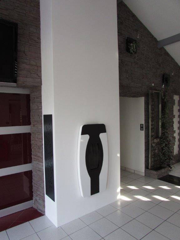 Décoration murale sur un mur blanc 