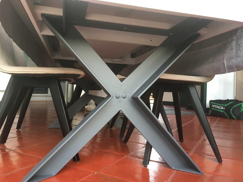 Pied de table fait sur-mesure 