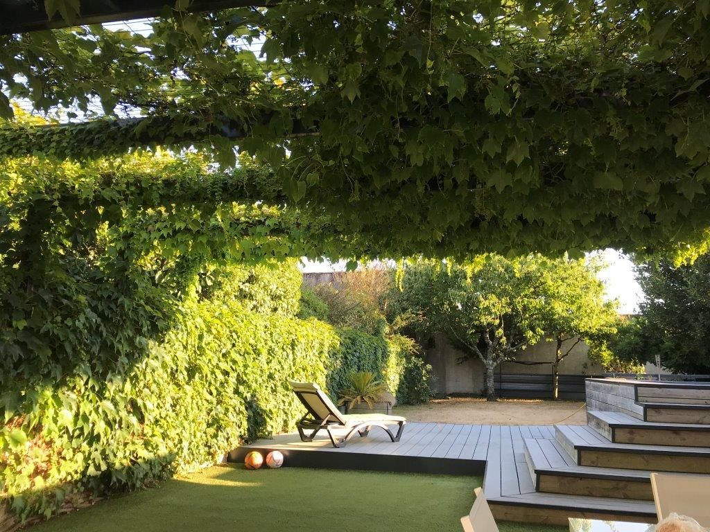 Pergola végétale avec terrasse 