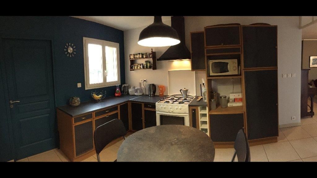 Photos de mobilier fait sur-mesure de cuisine avec une table 