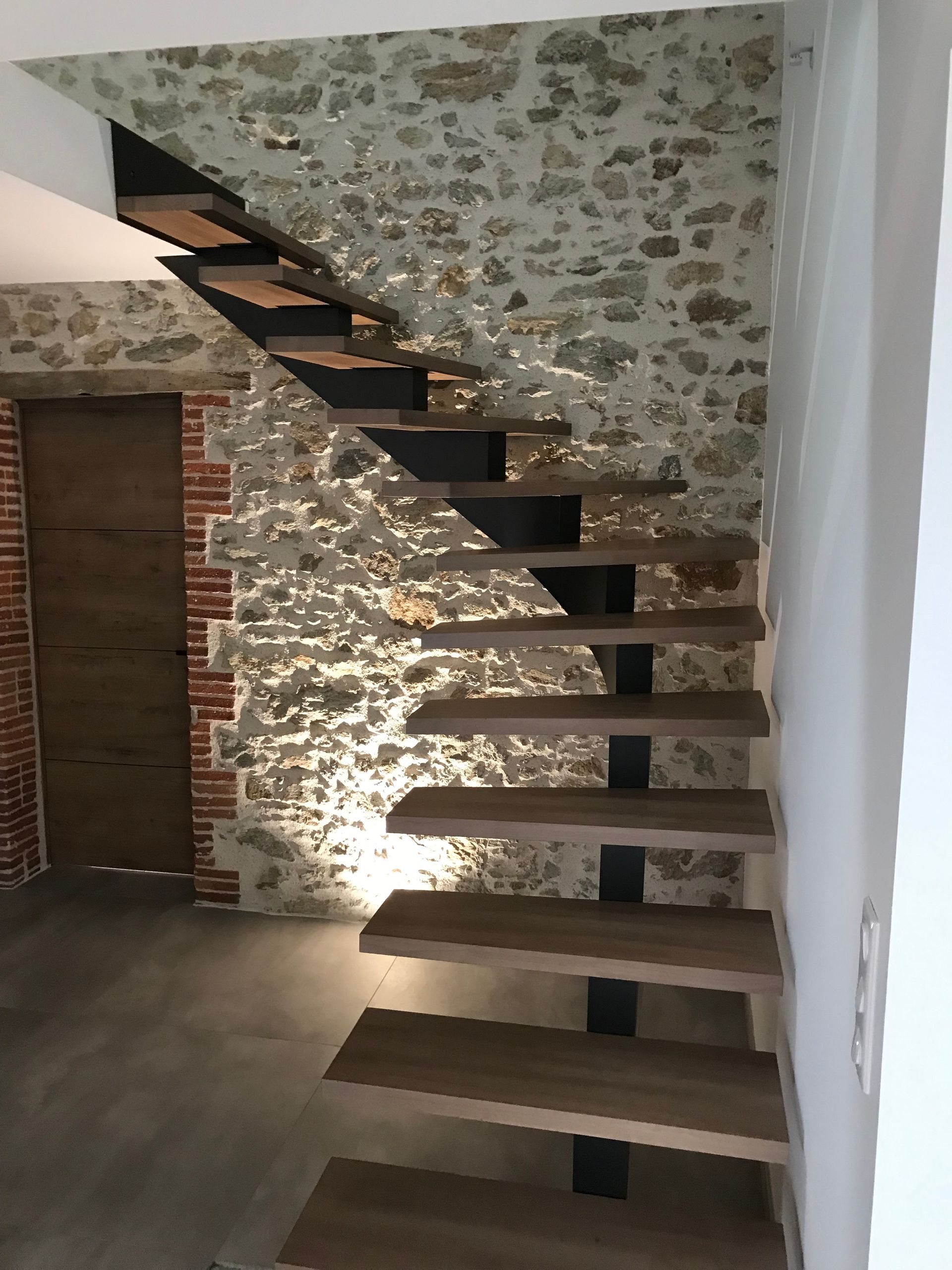 Escalier limon central débillardé