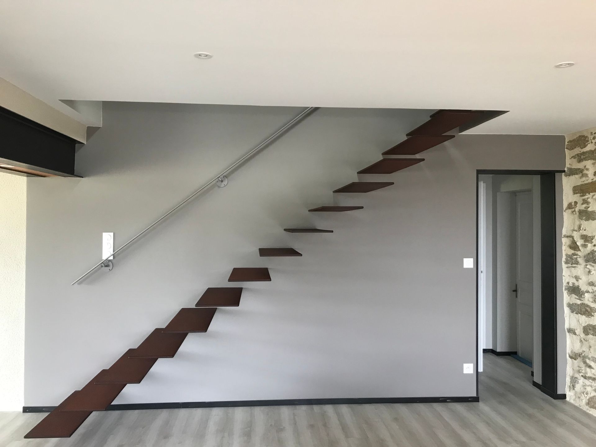 Escalier marches suspendues