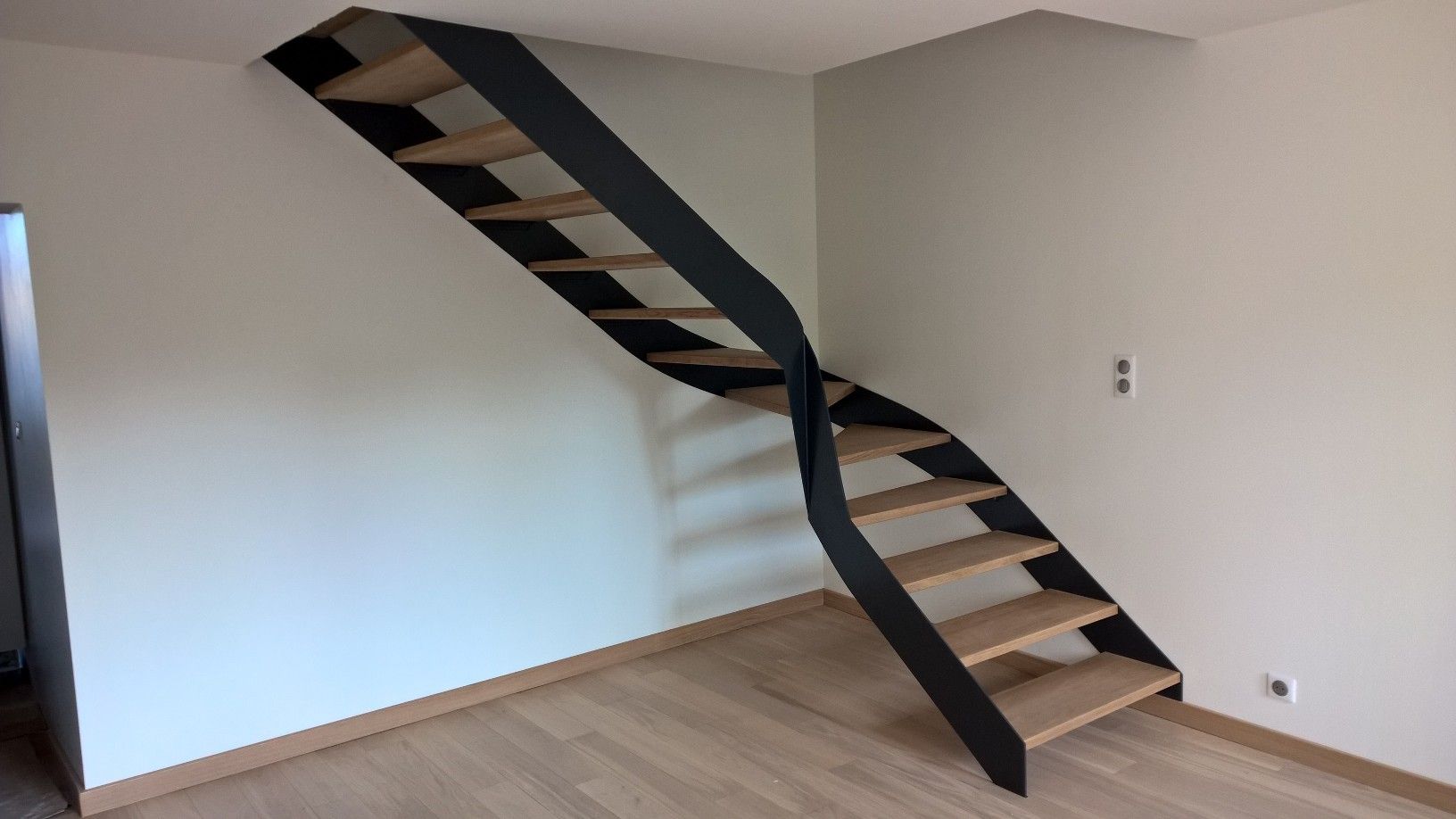 Escalier quart-tournant 2 limons marches en bois