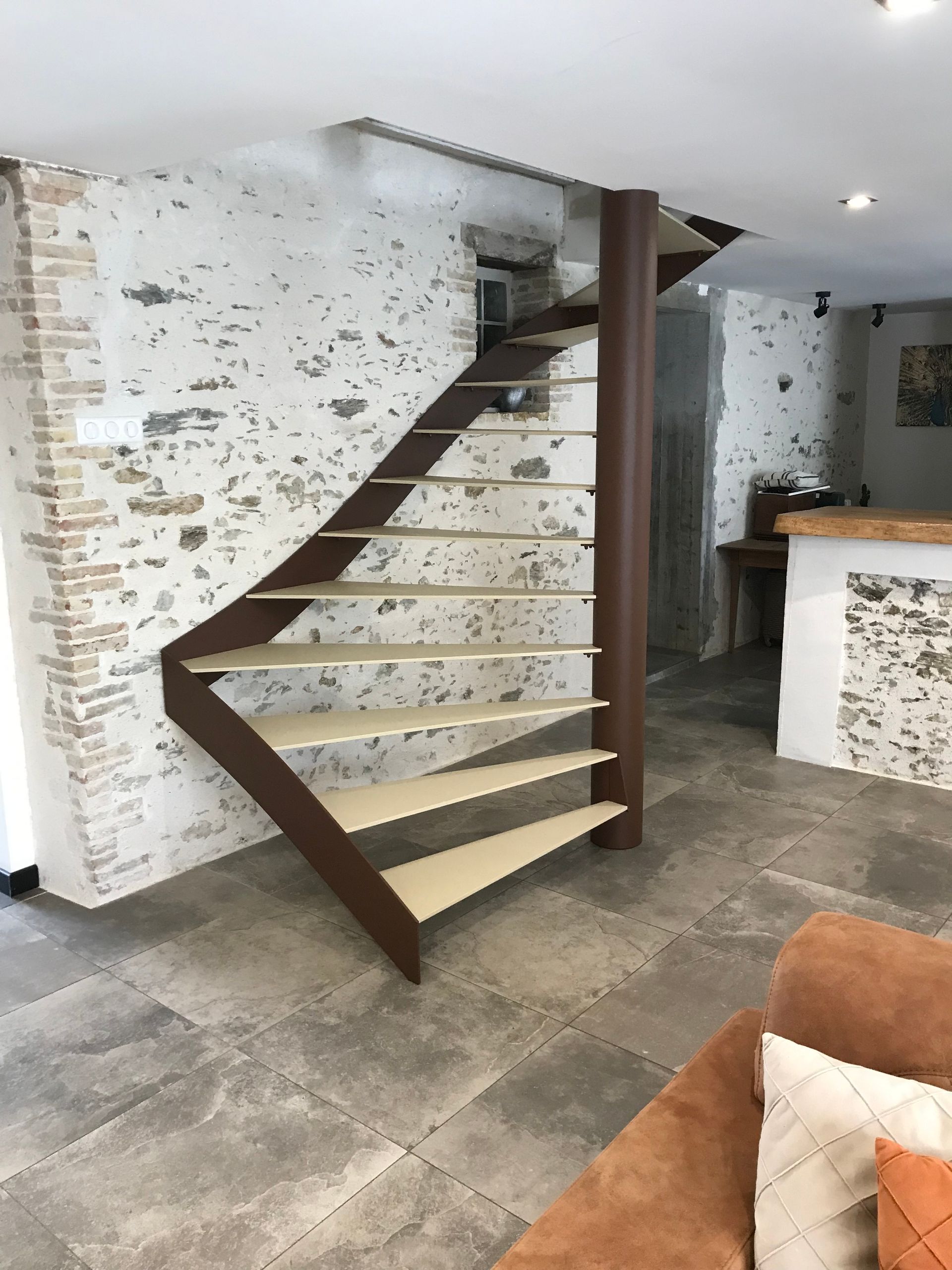 Escalier hélicoïdal clair 