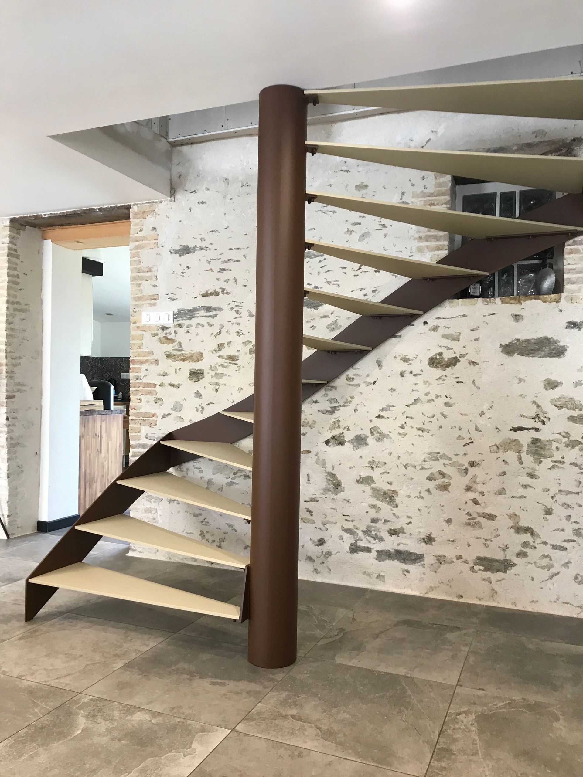 Escalier hélicoïdal avec un pillier 