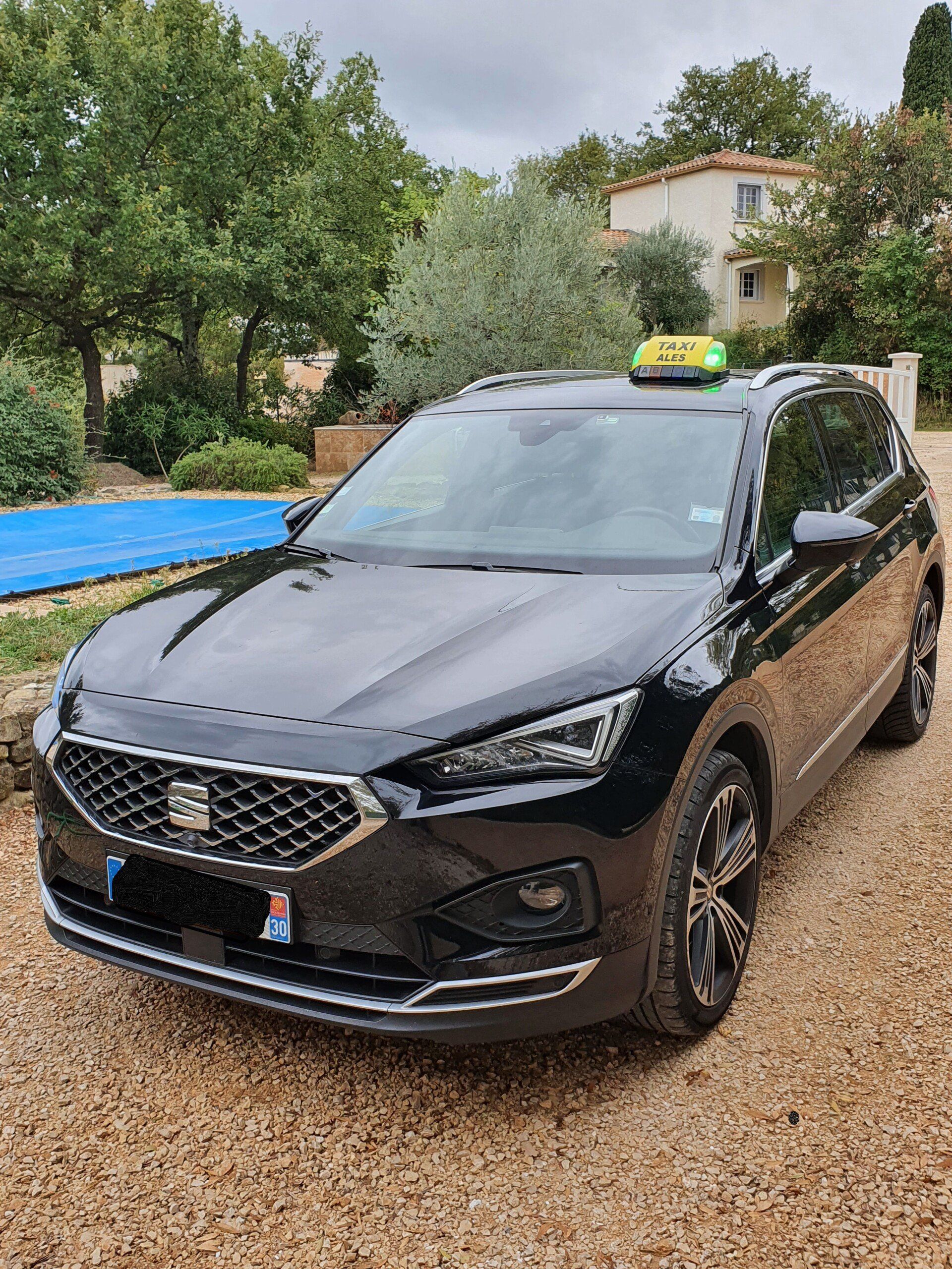 Taxi de marque SEAT appartenant à l'agence ABC Alès Taxi