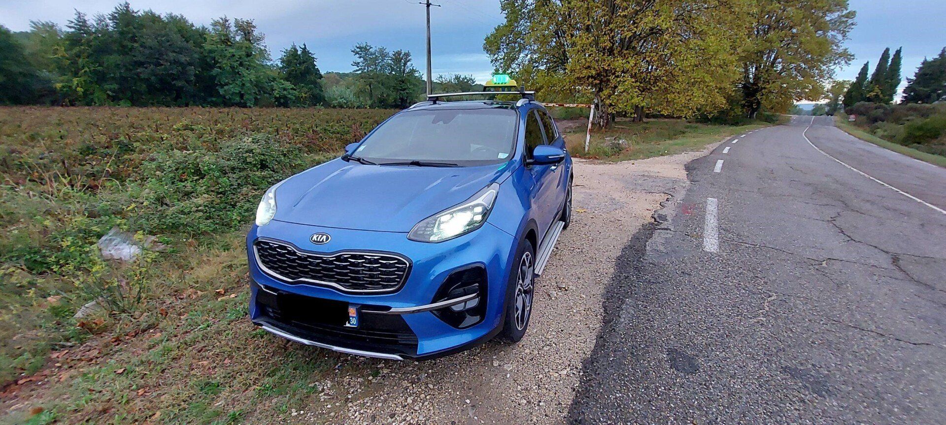 Taxi de marque KIA appartenant à l'agence ABC Alès Taxi