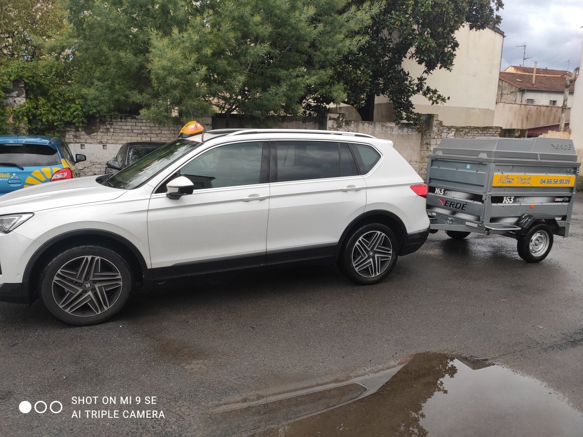 Véhicule et remorque appartenant à l'agence ABC Alès Taxi