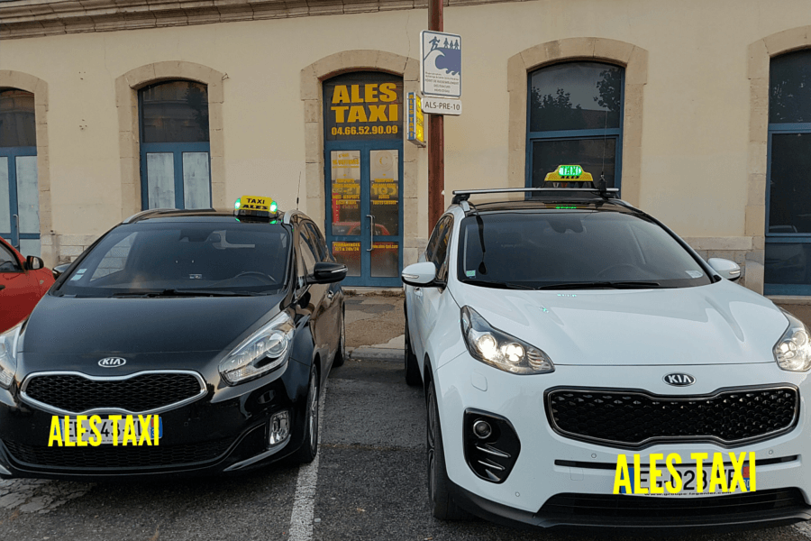 Deux véhicules stationnés devant les locaux de l'agence ABC Alès Taxi