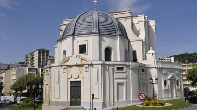 Une femme voyageant en taxi en souriant