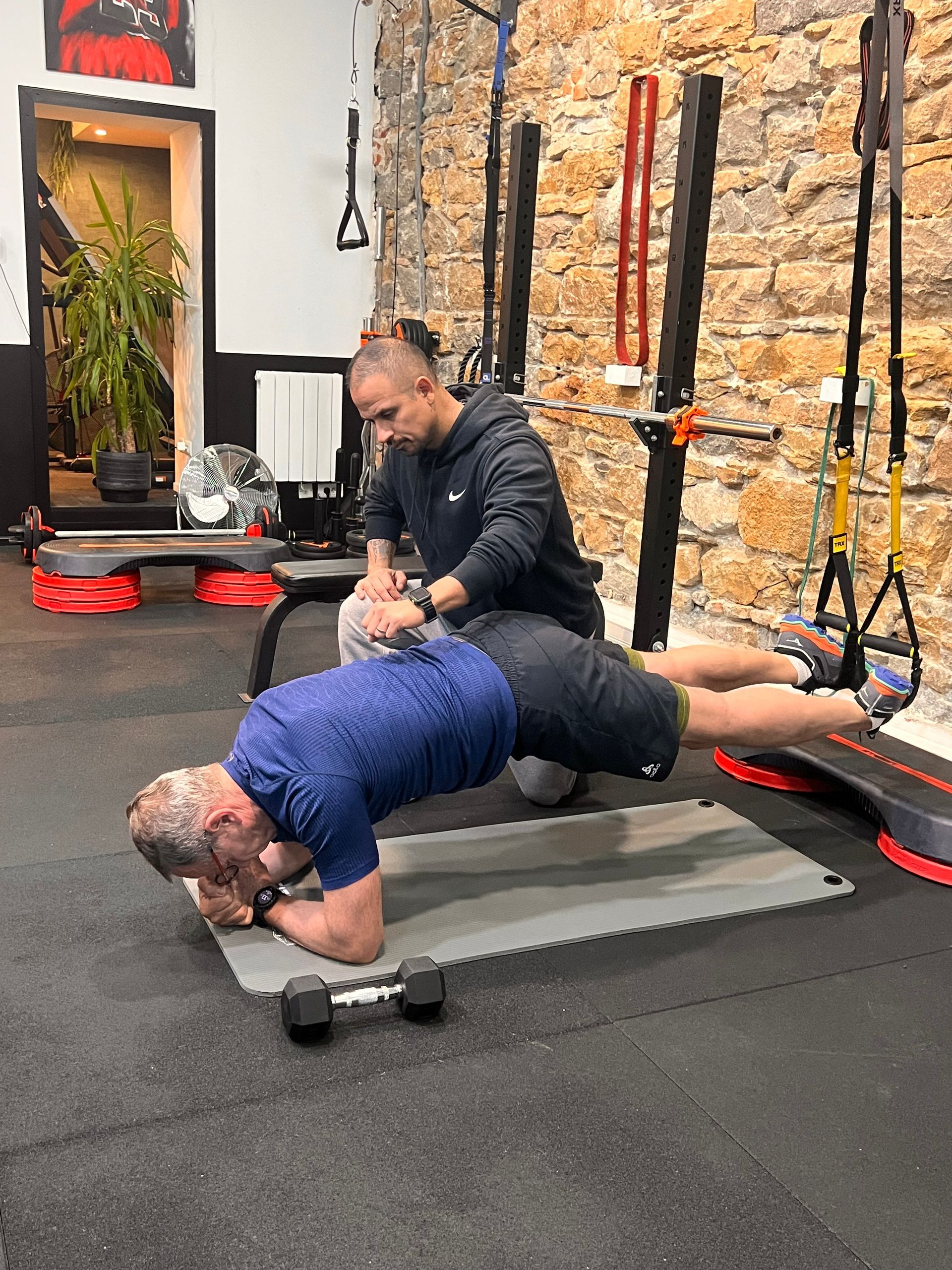 Femme en plein exercice de TRX