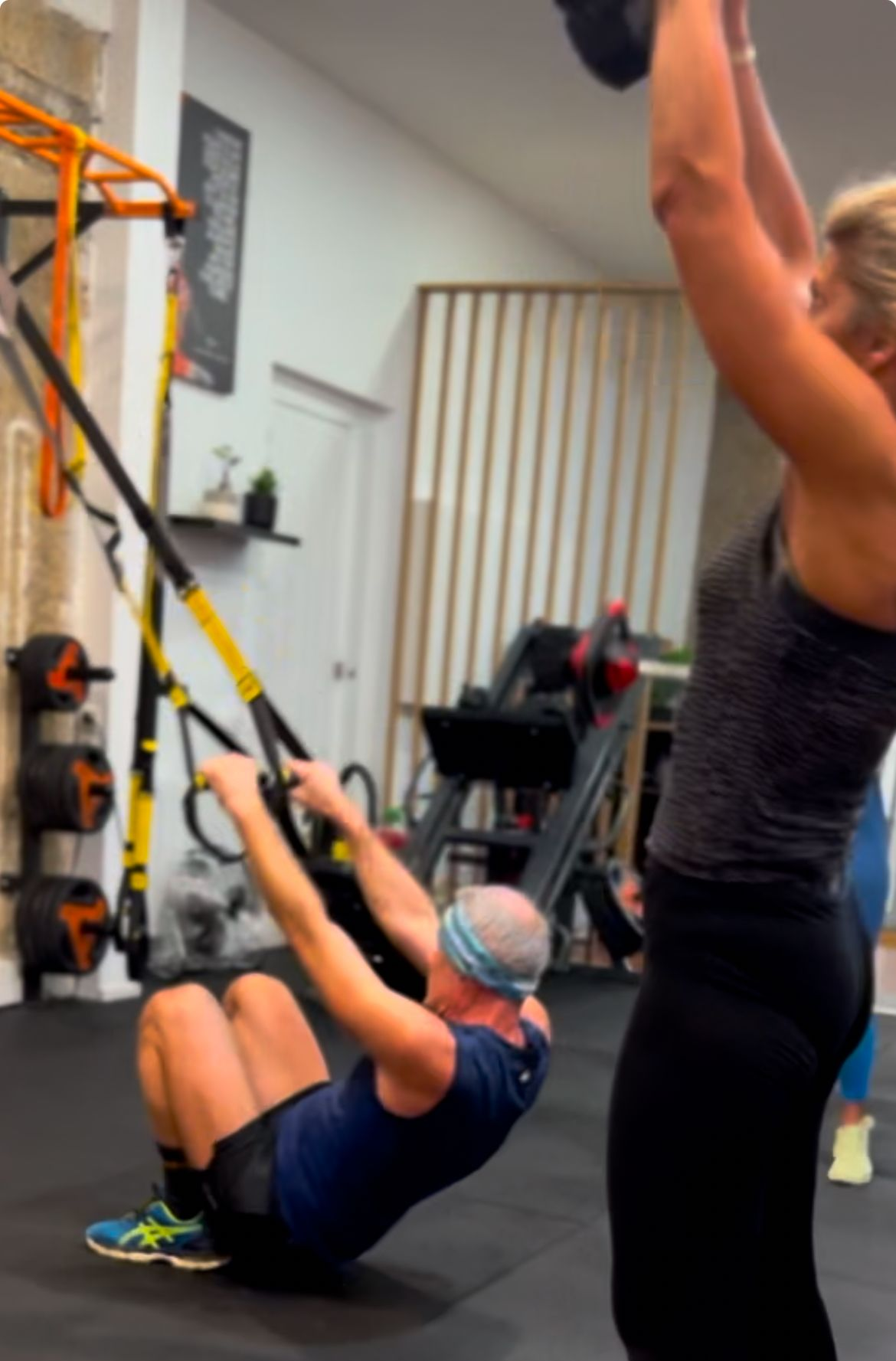 Un homme et une femme en tenue de sport qui s'entraînent