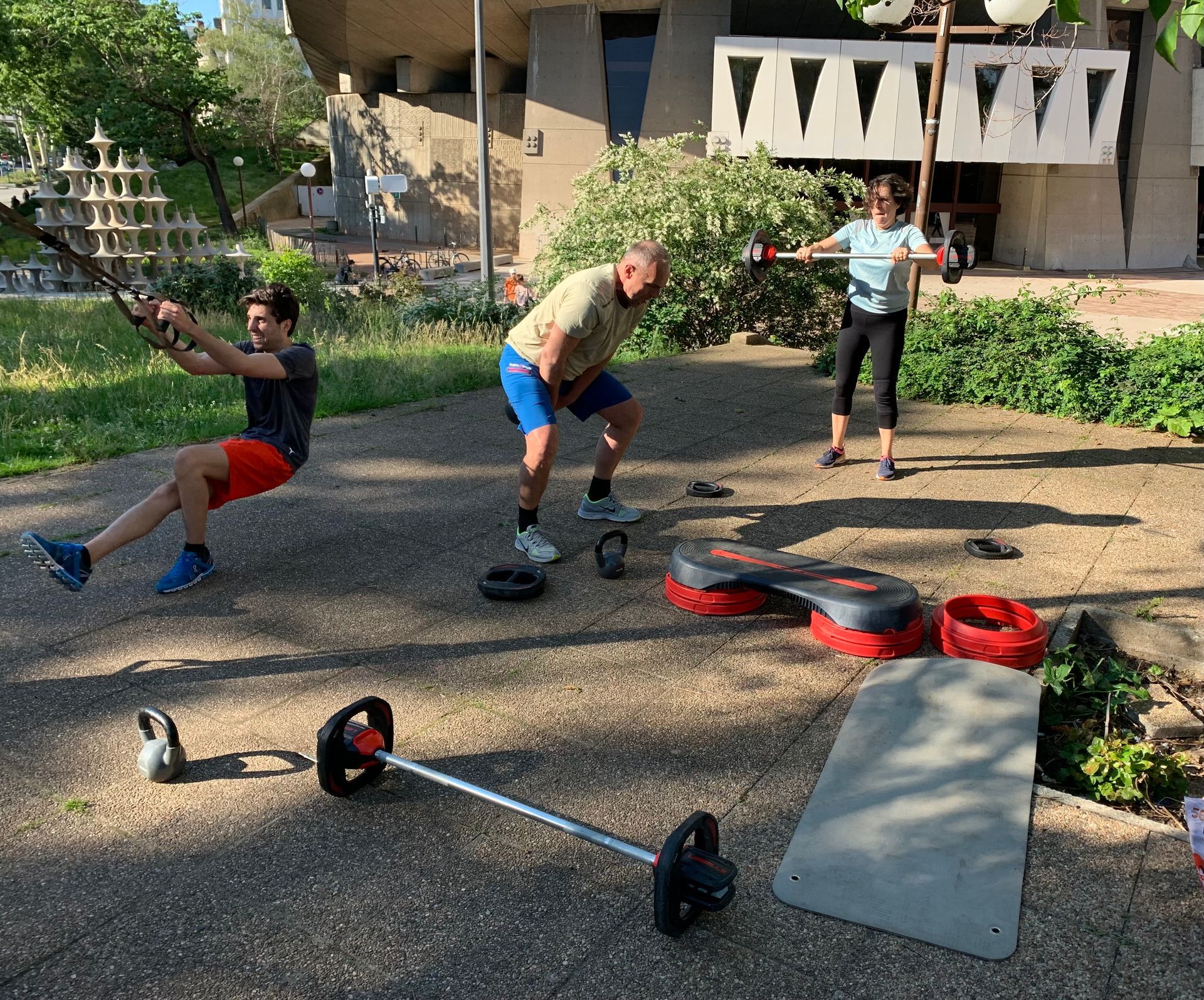 Sportifs qui s'entraînent ensemble à l'extérieur