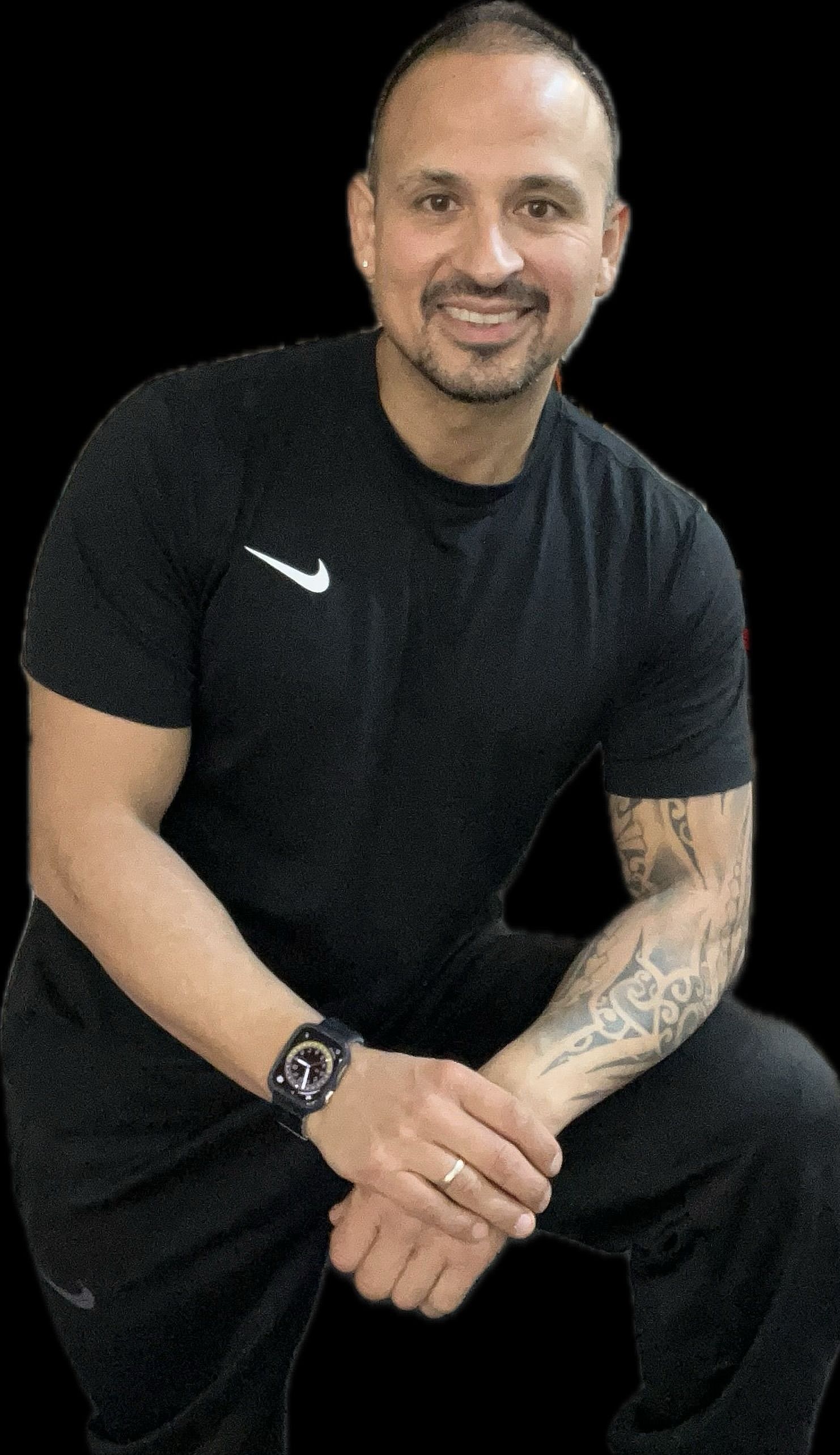 Coach sportif souriant, en tenue de sport noire