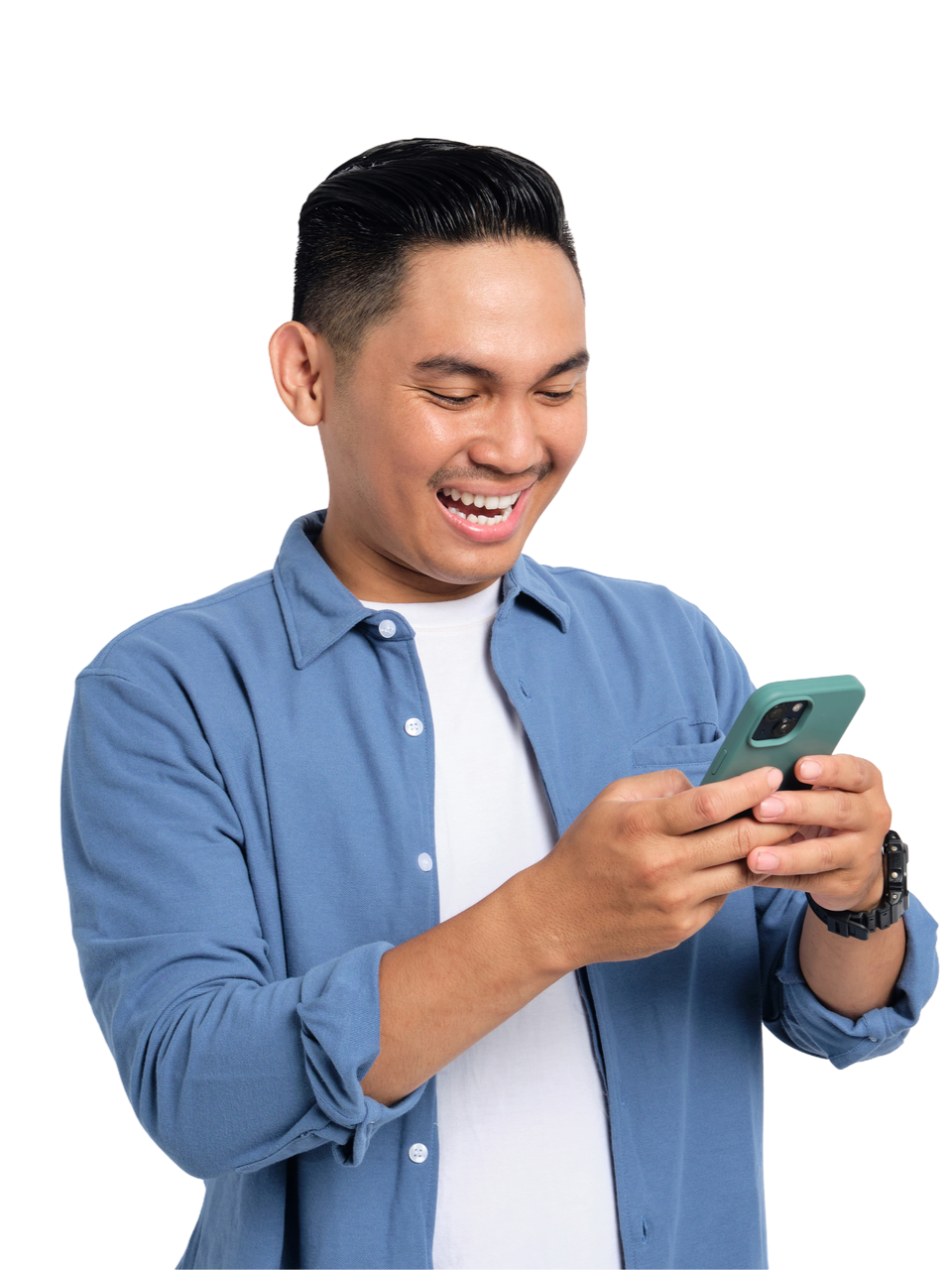 Un homme sourit en regardant son téléphone. Il porte une chemise bleue et une montre.