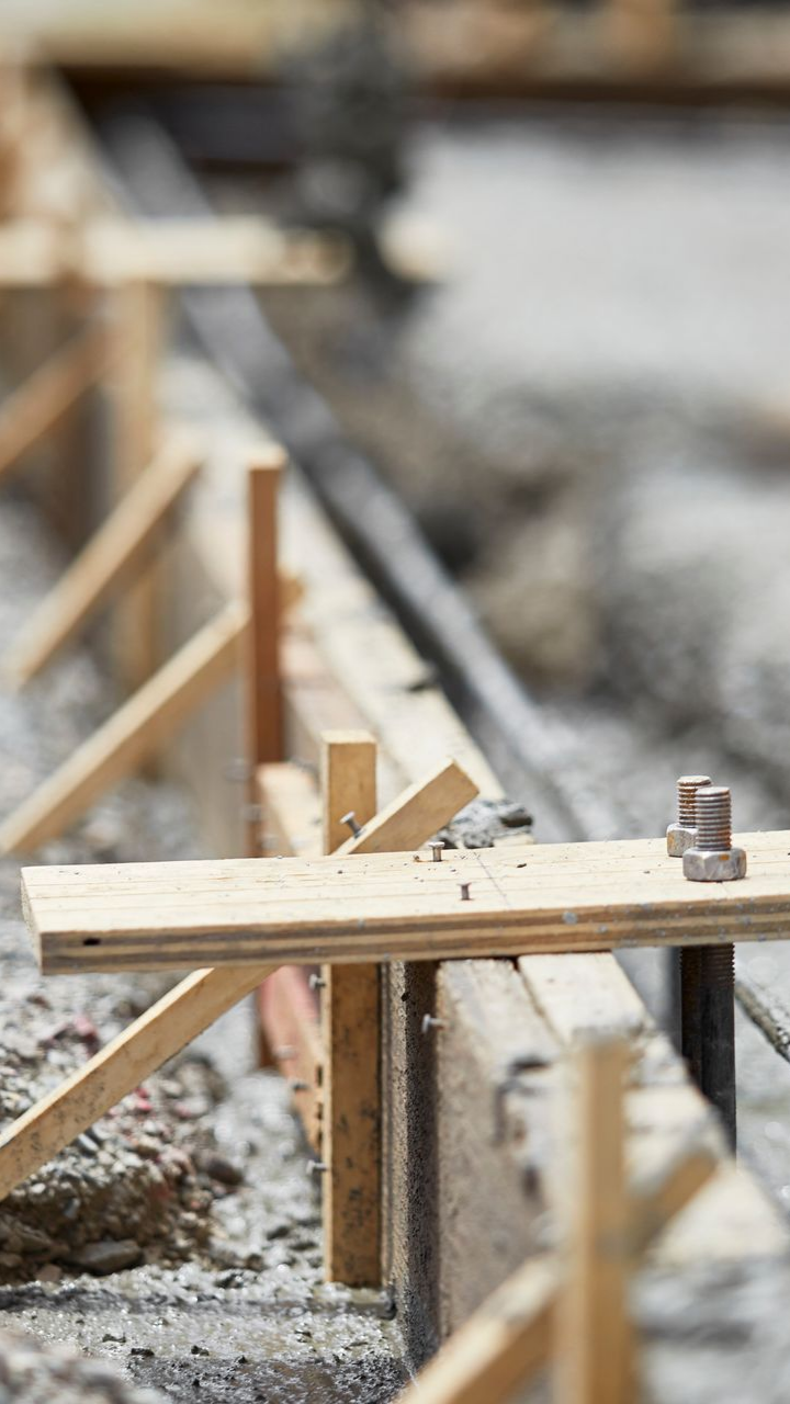 Chantier de construction avec coffrage en bois pour béton.