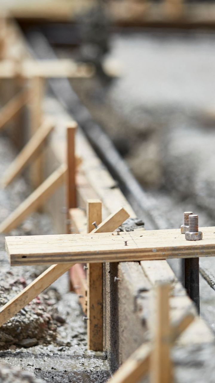 Coffrages en bois mis en place pour le coulage du béton sur un chantier de construction.