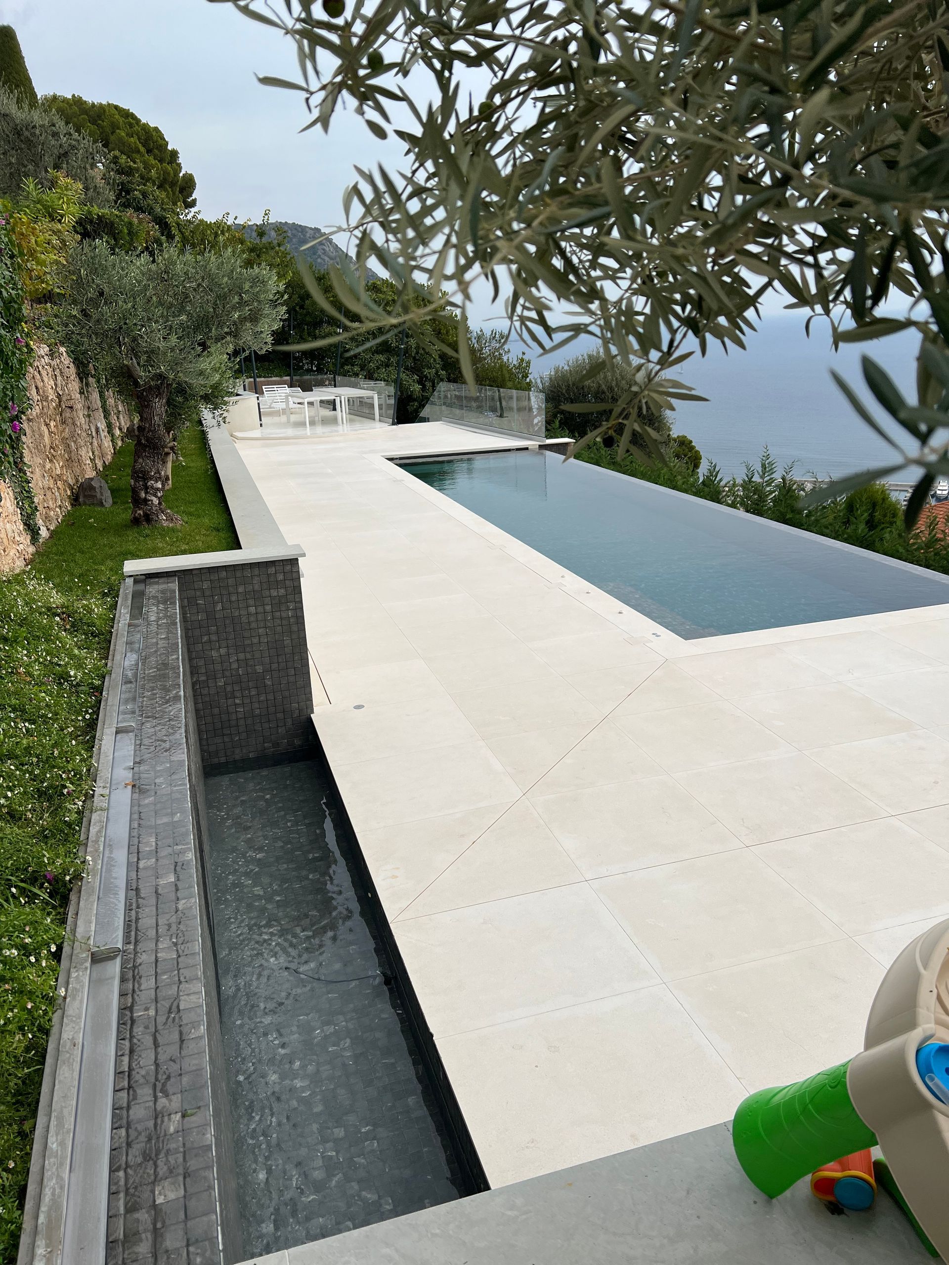 Pierre naturelle entourage piscine