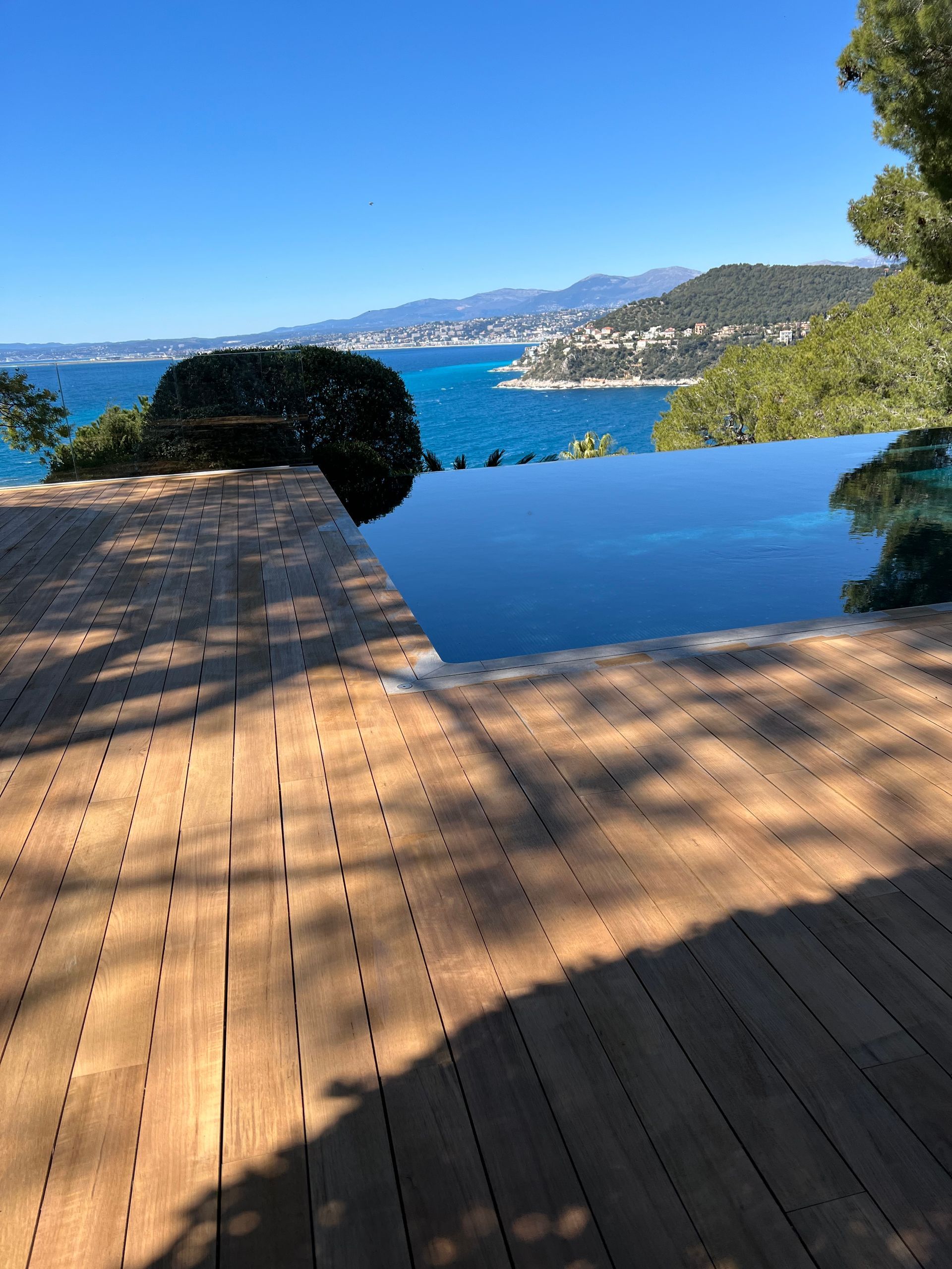 Travaux de ponçage de terrasse bois vu mer