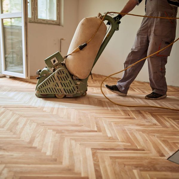 Ponçage de parquet massif