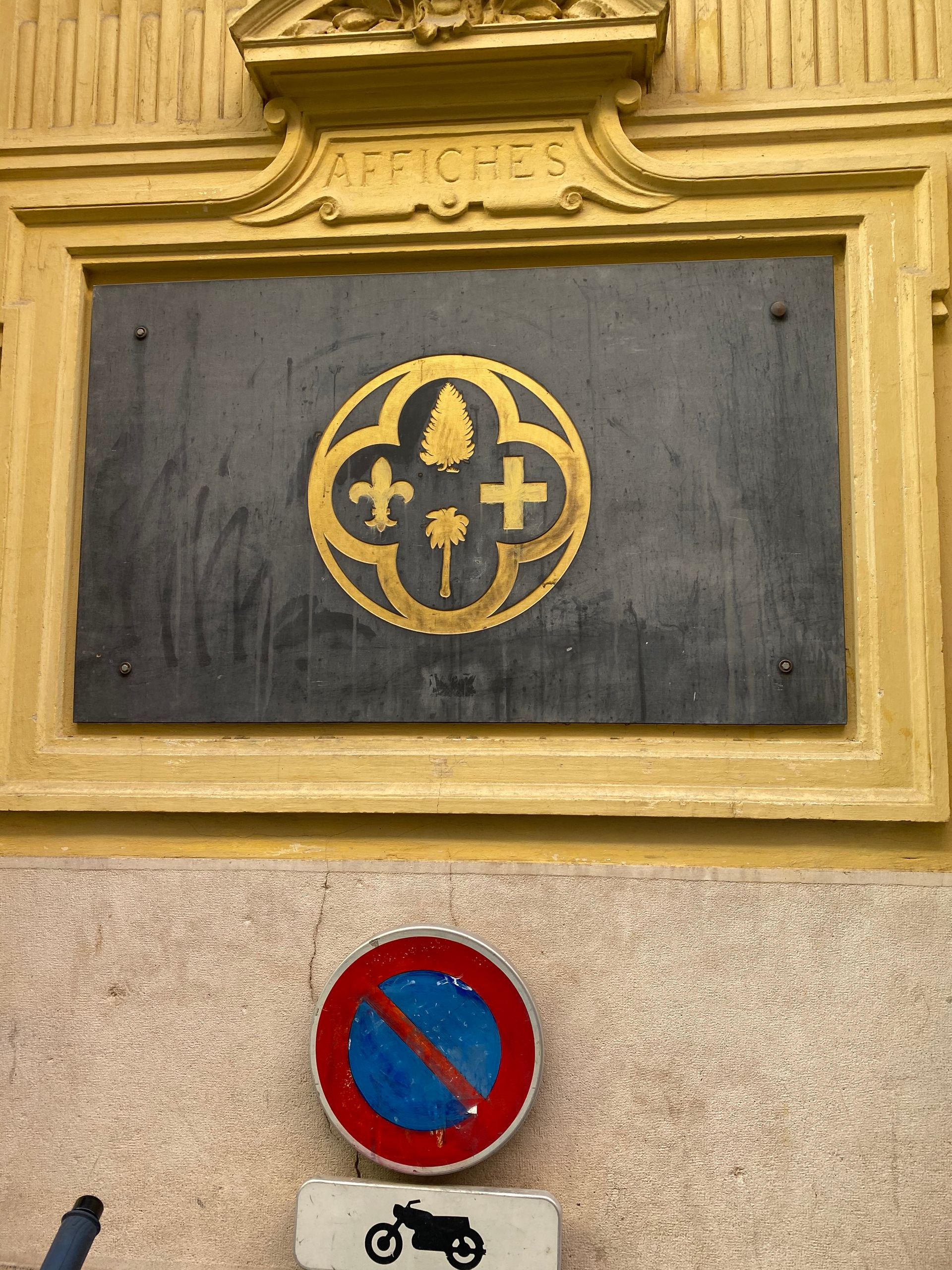 Ponçage et dorures sur le blason du Conseil Générale