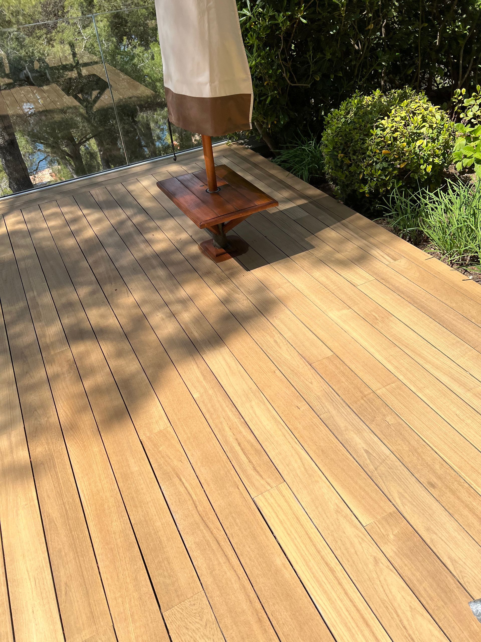 Ponçage de terrasse de piscine bois