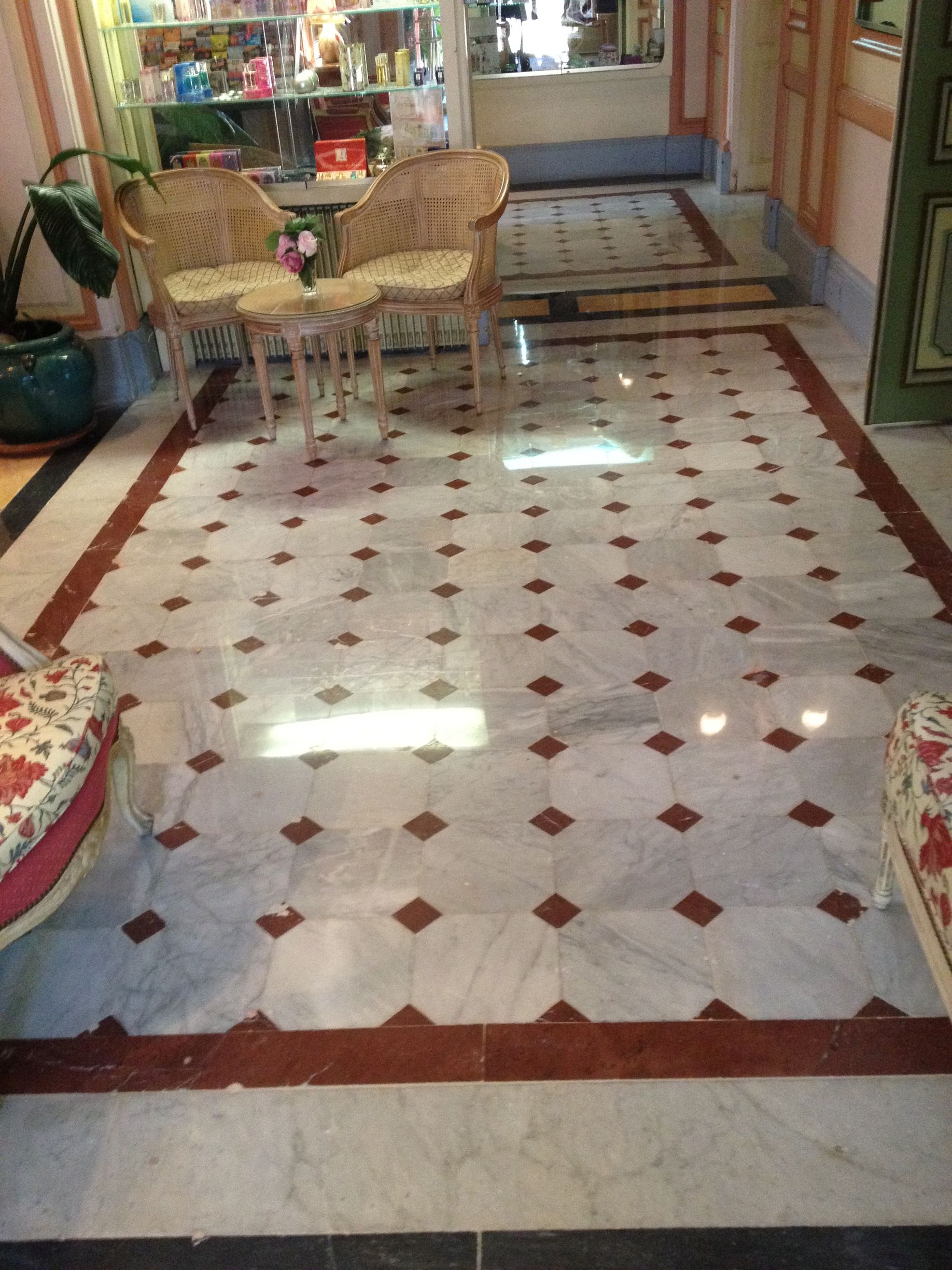 Lustrage de marbre salon