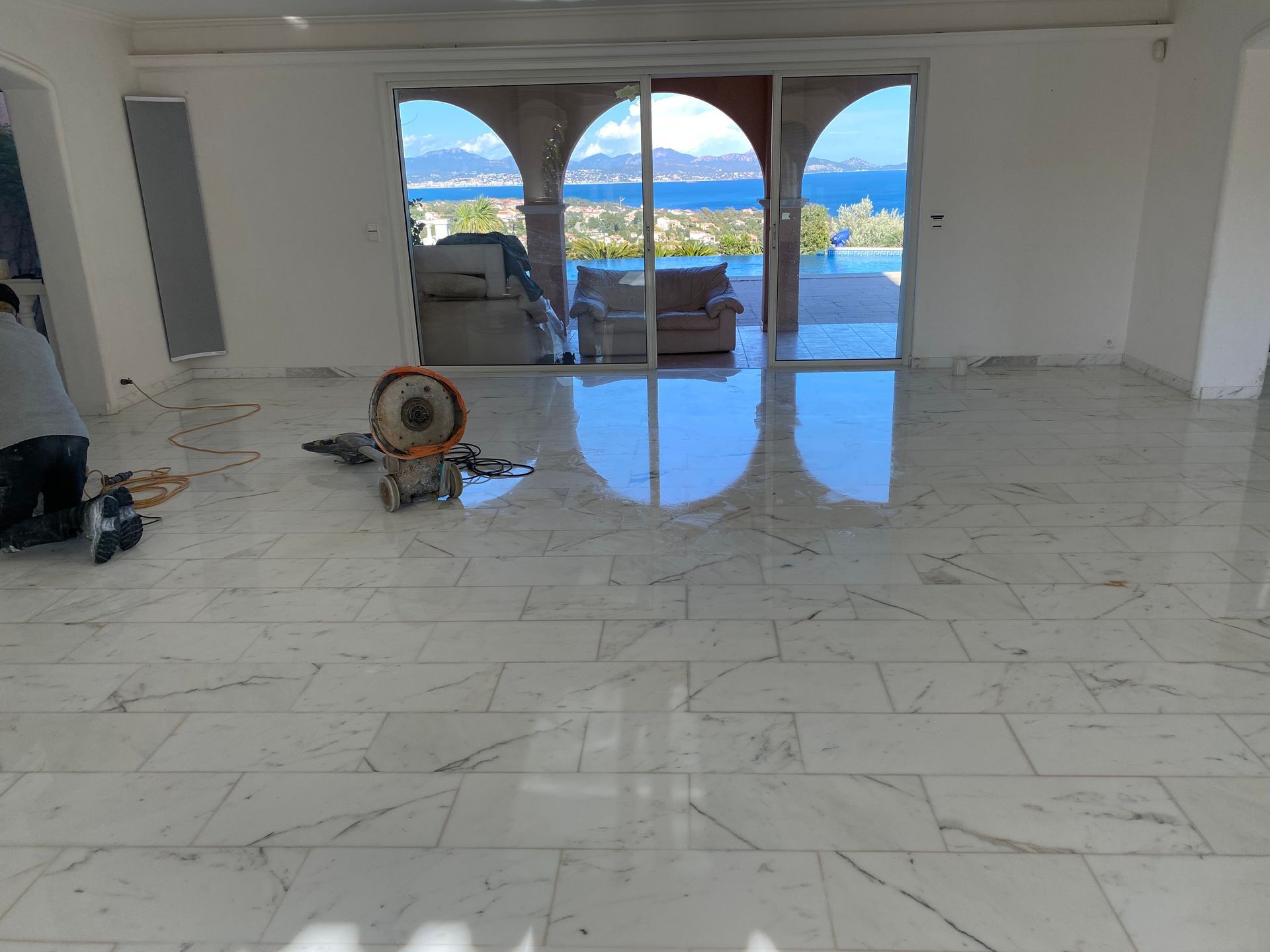 Ponçage et cristallisation sur sol de salon