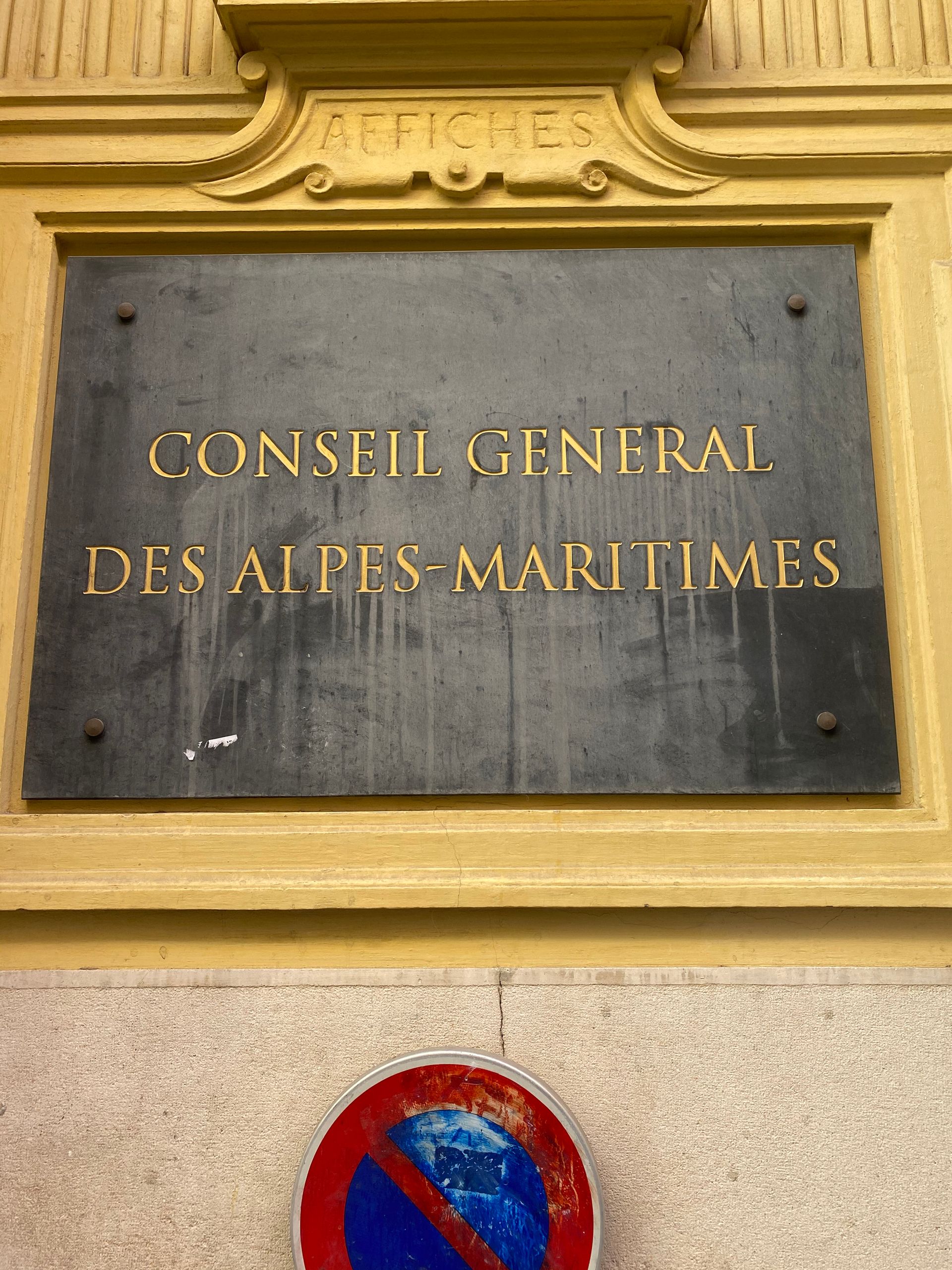 Ponçage et dorures sur la plaque du Conseil Générale