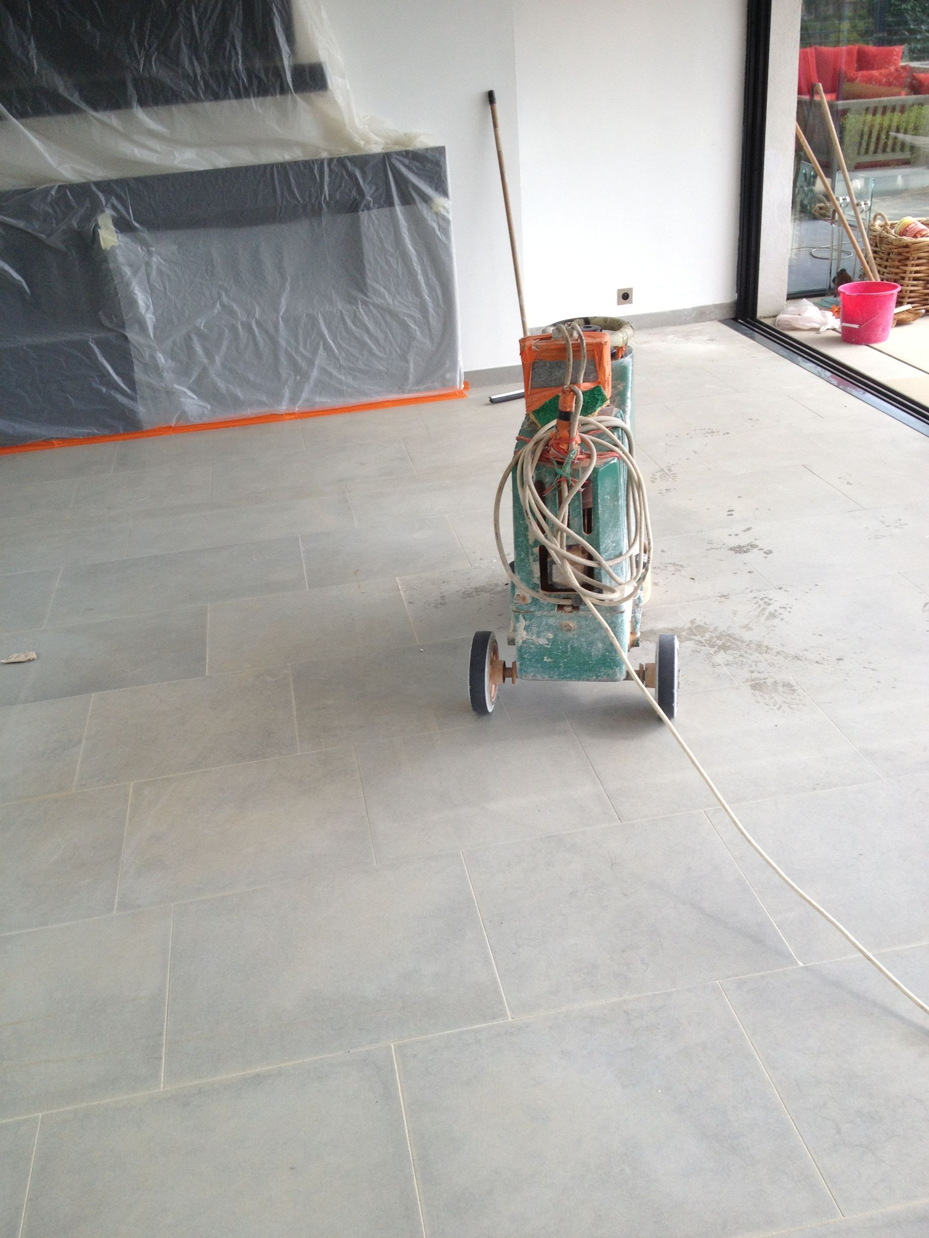 Ponçage dallage de pierre naturelle