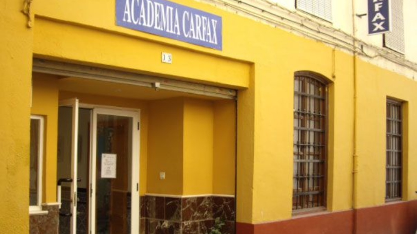 Edificio amarillo: Letrero de