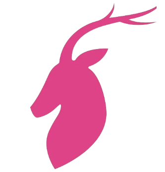 Cabeza de ciervo rosa con astas sobre fondo blanco.