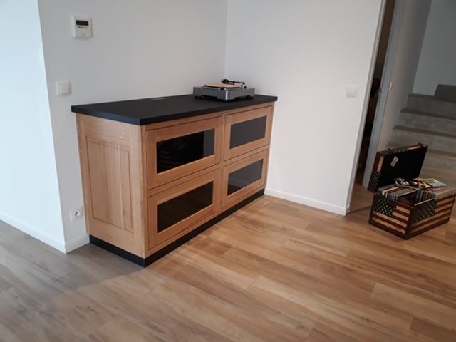 Meuble de rangement en bois et noir