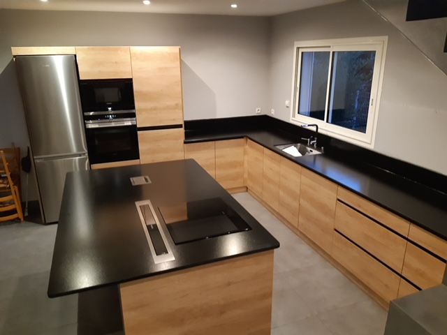 Cuisine noire et en bois