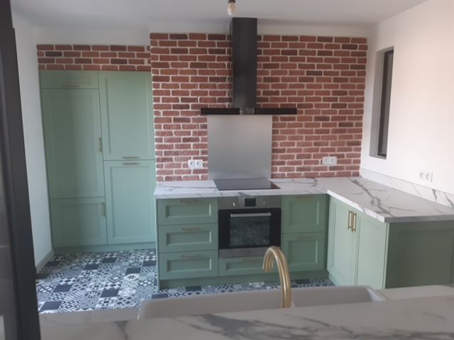 Cuisine verte et plan de travail blanc