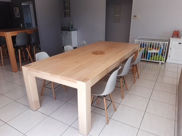 Table en bois et chaises