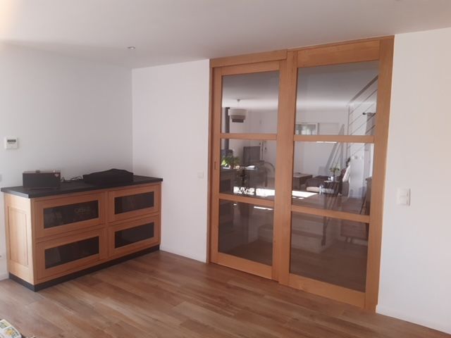 Meuble et contour de porte en bois