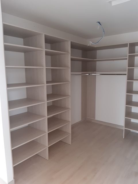 Dressing en bois dans une chambre