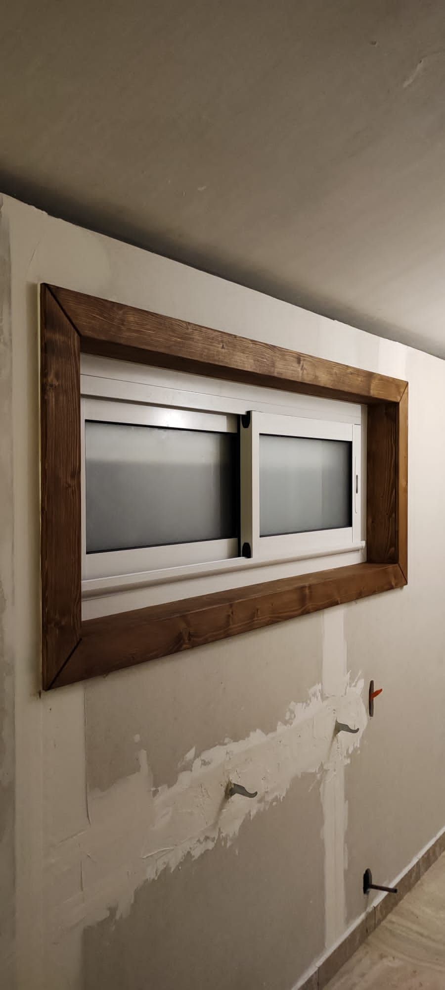 Contour de fenêtre en bois