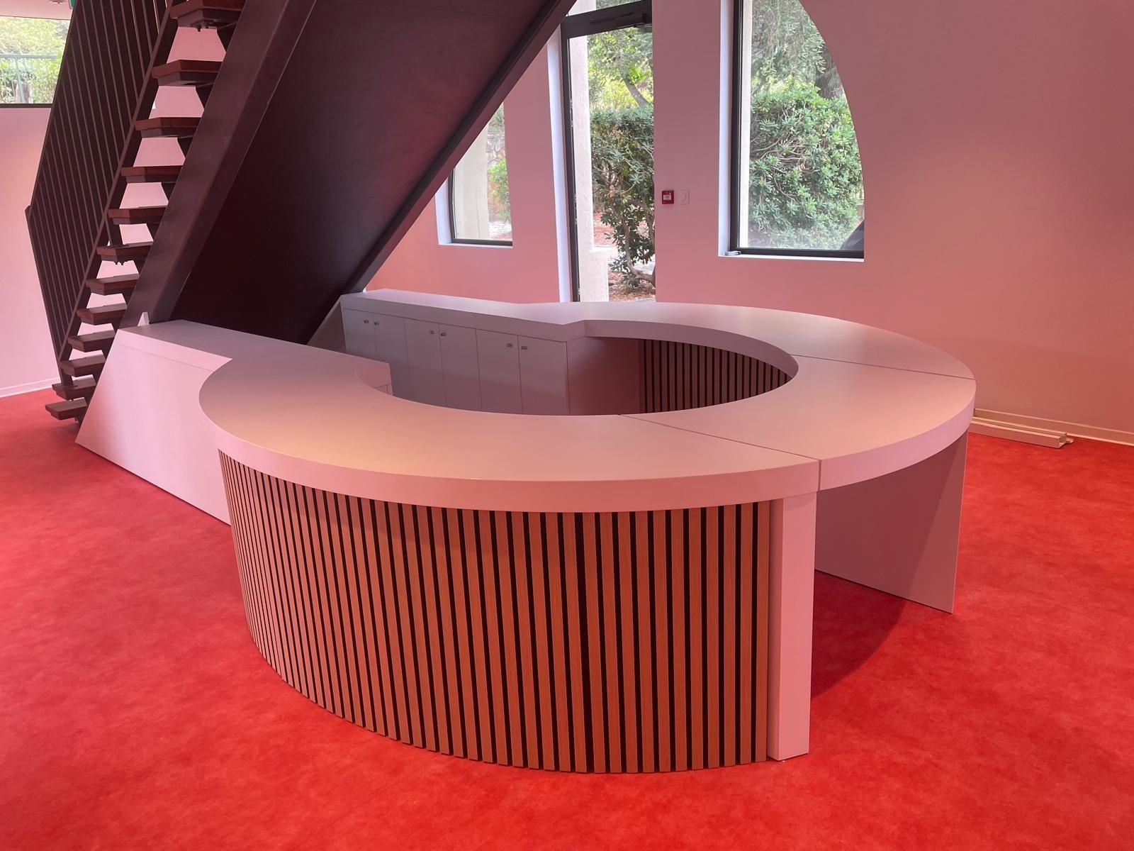 Comptoir rond bois et blanc