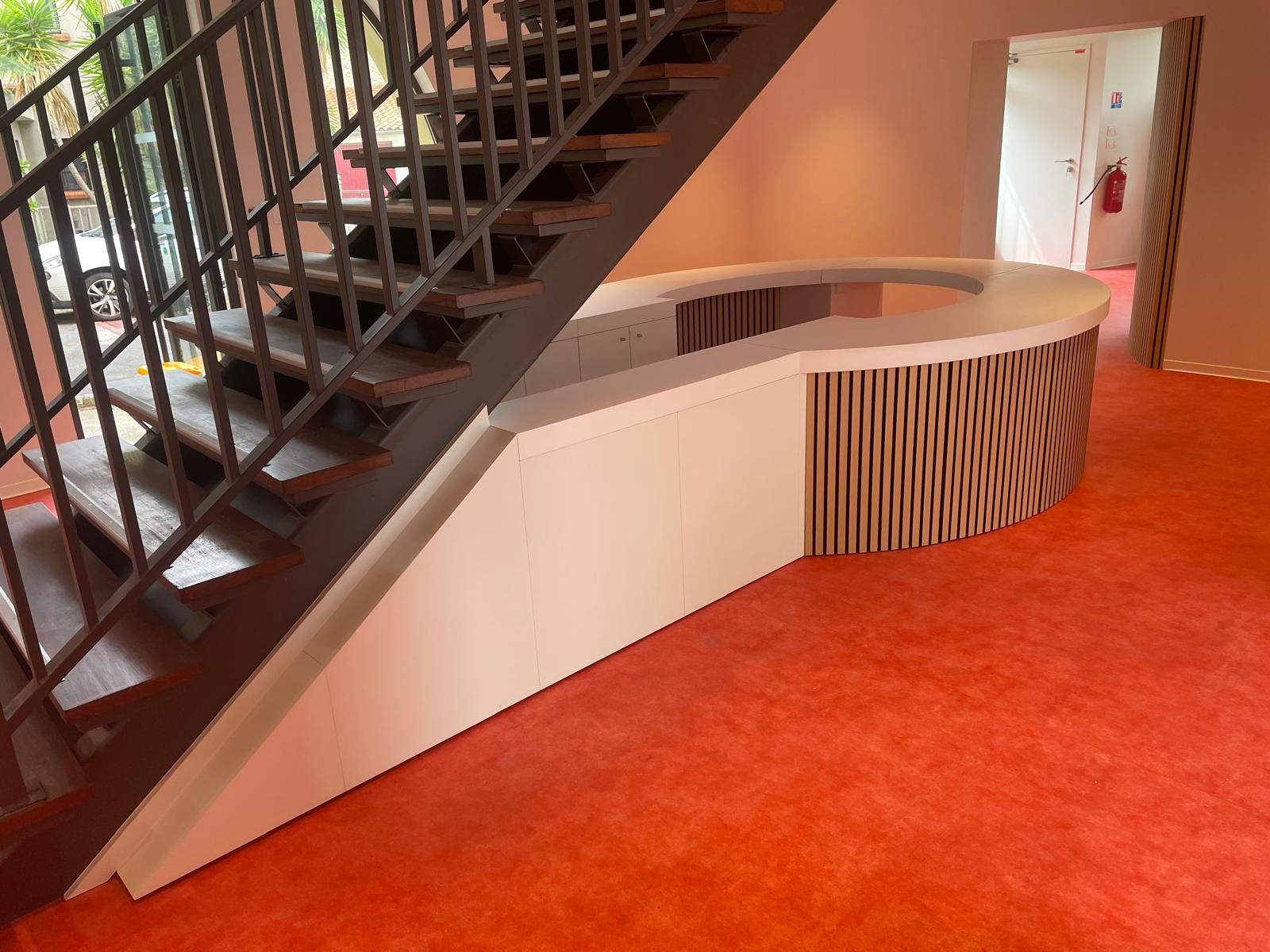 Comptoir et escalier en bois