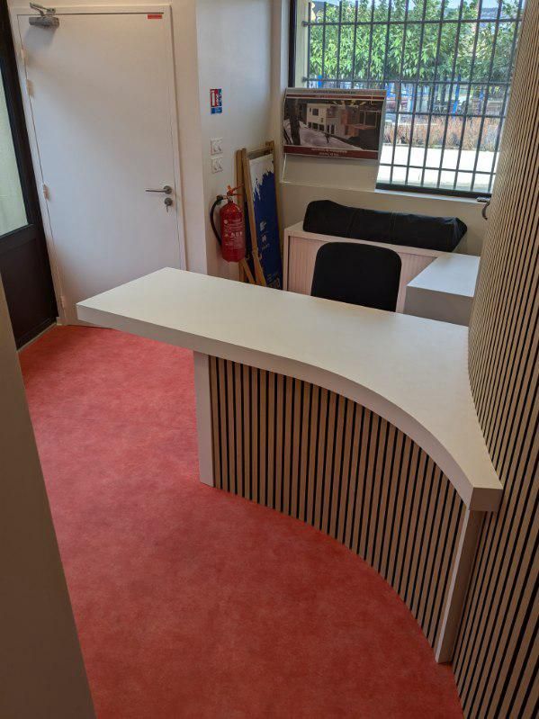 Comptoir blanc et meuble en bois