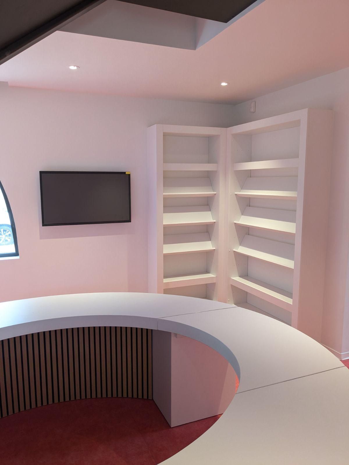 Étagères blanches et comptoir