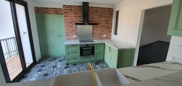 Cuisine verte et plan de travail en marbre