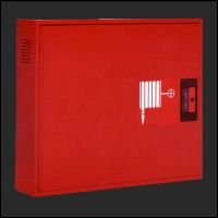Una caja de boca de incendios de color rojo con una manguera contra incendios en su interior.