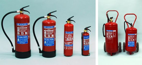 Tres extintores de incendios de diferentes tamaños están alineados en una fila.