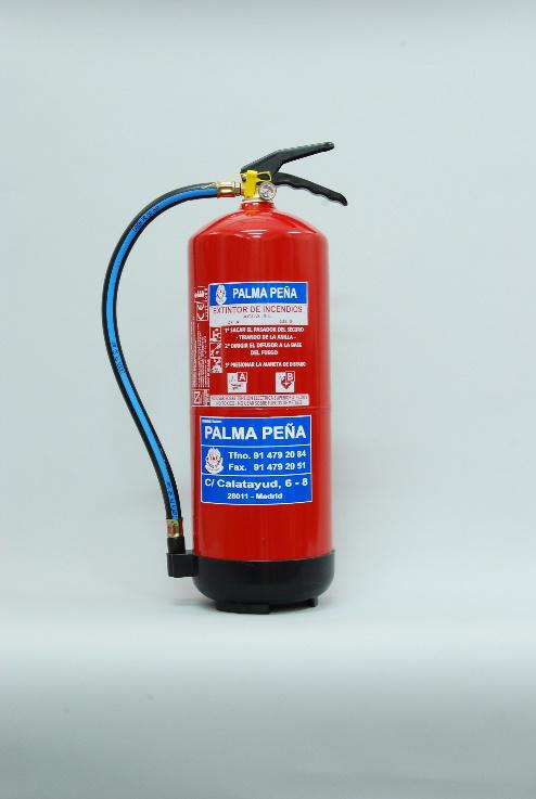Un extintor rojo con una manguera azul conectada a él.
